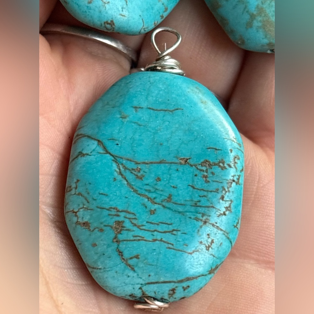 ARTISAN Hand Crafted Turquoise Colour Magnesite Stone Earrings & Pendant Set - Picture 6 of 9